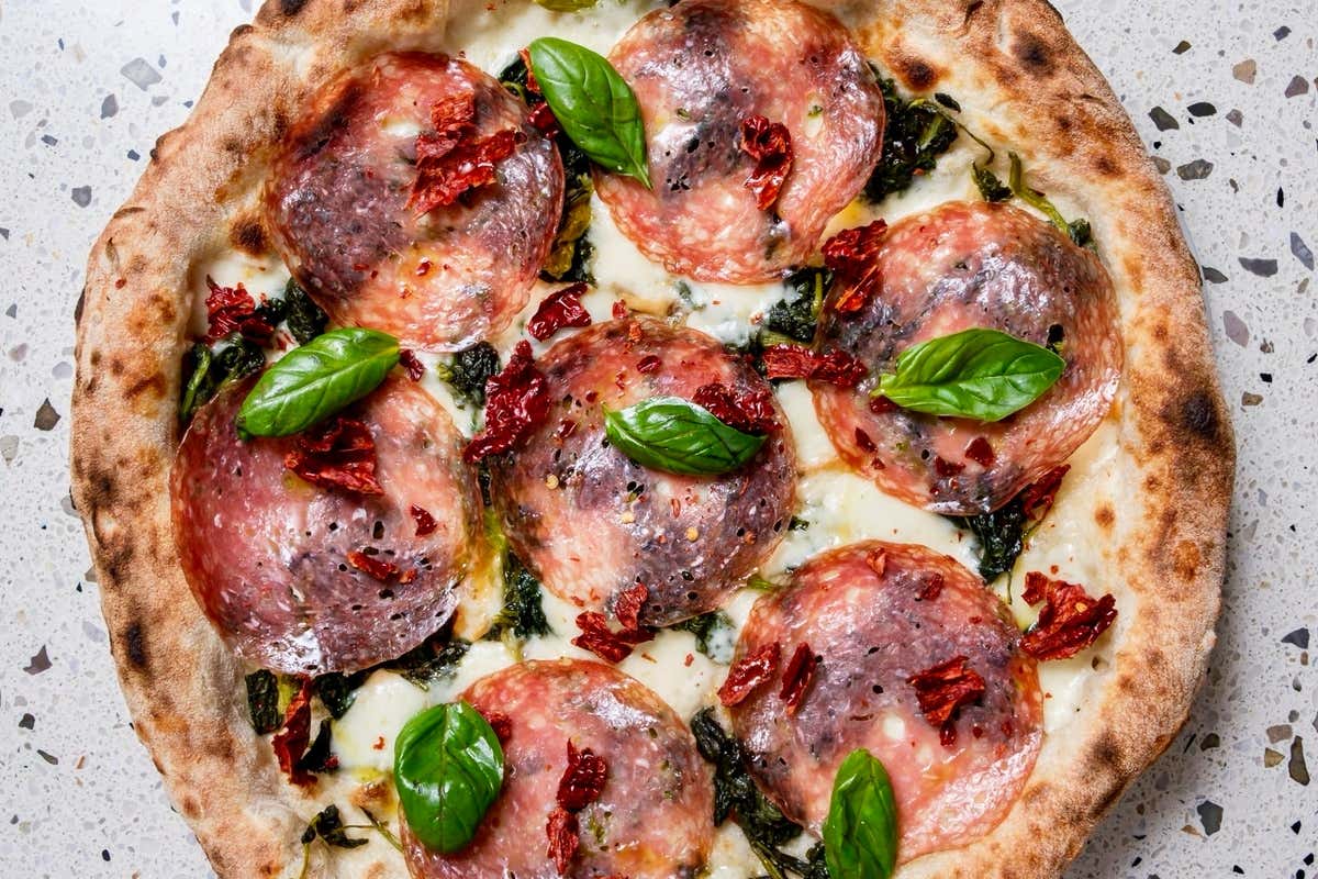 Glory Pop reinventa la pizza con una fetta di felicità vintage anni ‘80-’90